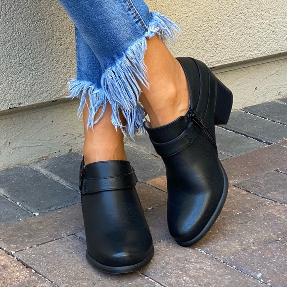 Black Modern Chic Kitten Block Heel Ankle Booties - Picture 4 of 10